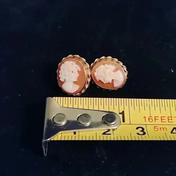 14k Gold Vintage Carved Shell Cameo Earrings - Picture 4 of 4